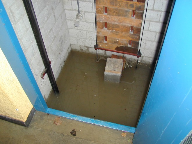 Überflutete Keller nach beschädigter Wasserleitung